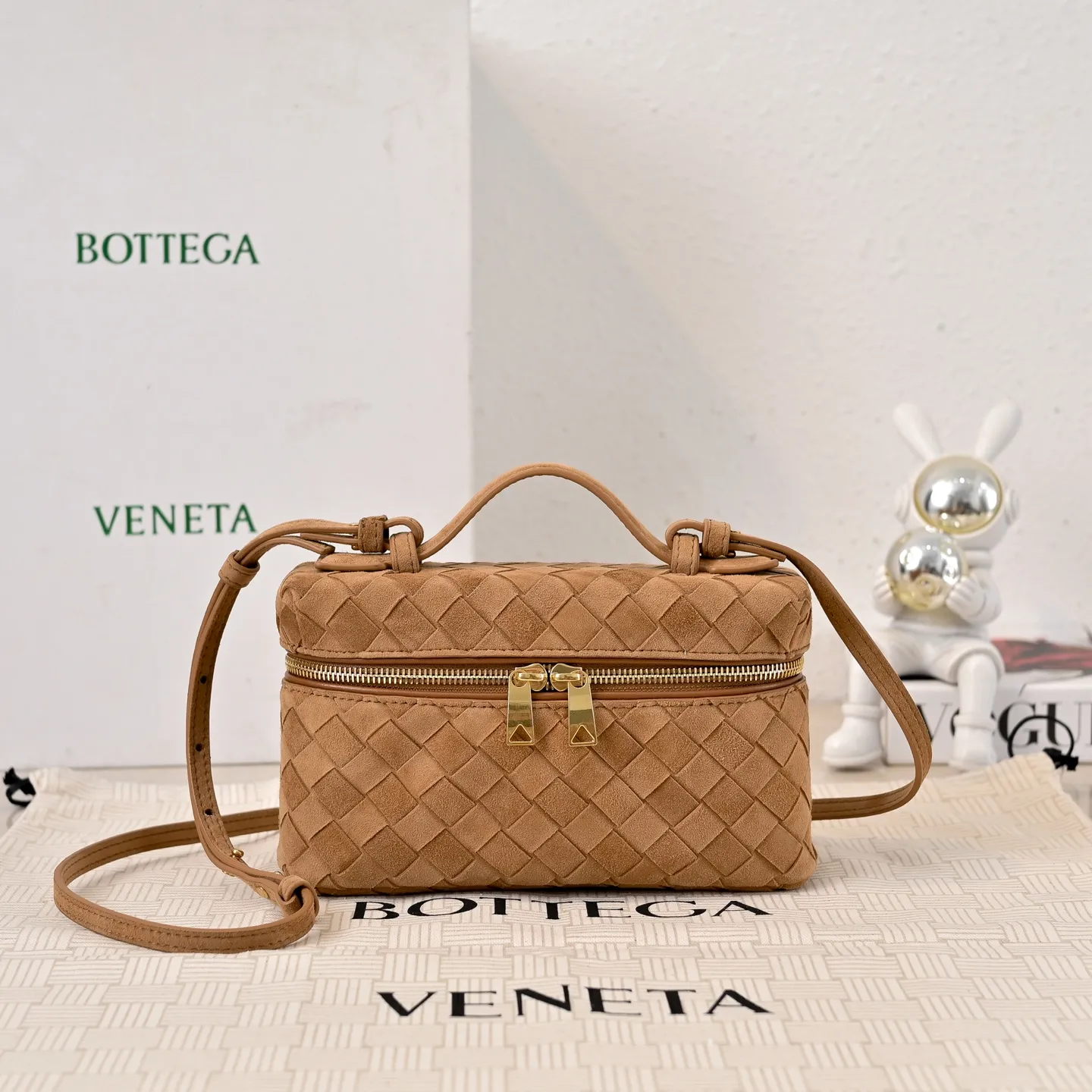 Batch 1360 #BV new Vanity Case suede cosmetic bag 🎈 is a super practical and stylish box cosmetic bag [Fireworks], using the brand's most classic cowhide weaving, with two-way zipper opening and closing, the overall style is retro and elegant, the top handle can be adjusted at will, the hand-held elegant temperament, cross-body casual and casual, unlocking various concave shape scenes 🎬 Model: 9109 Size: 22x12.5x5